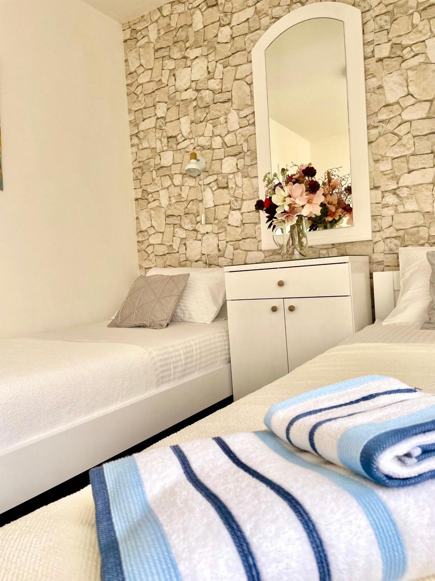 Dinka Old Town Apartment With Sea View Trogir Exteriör bild