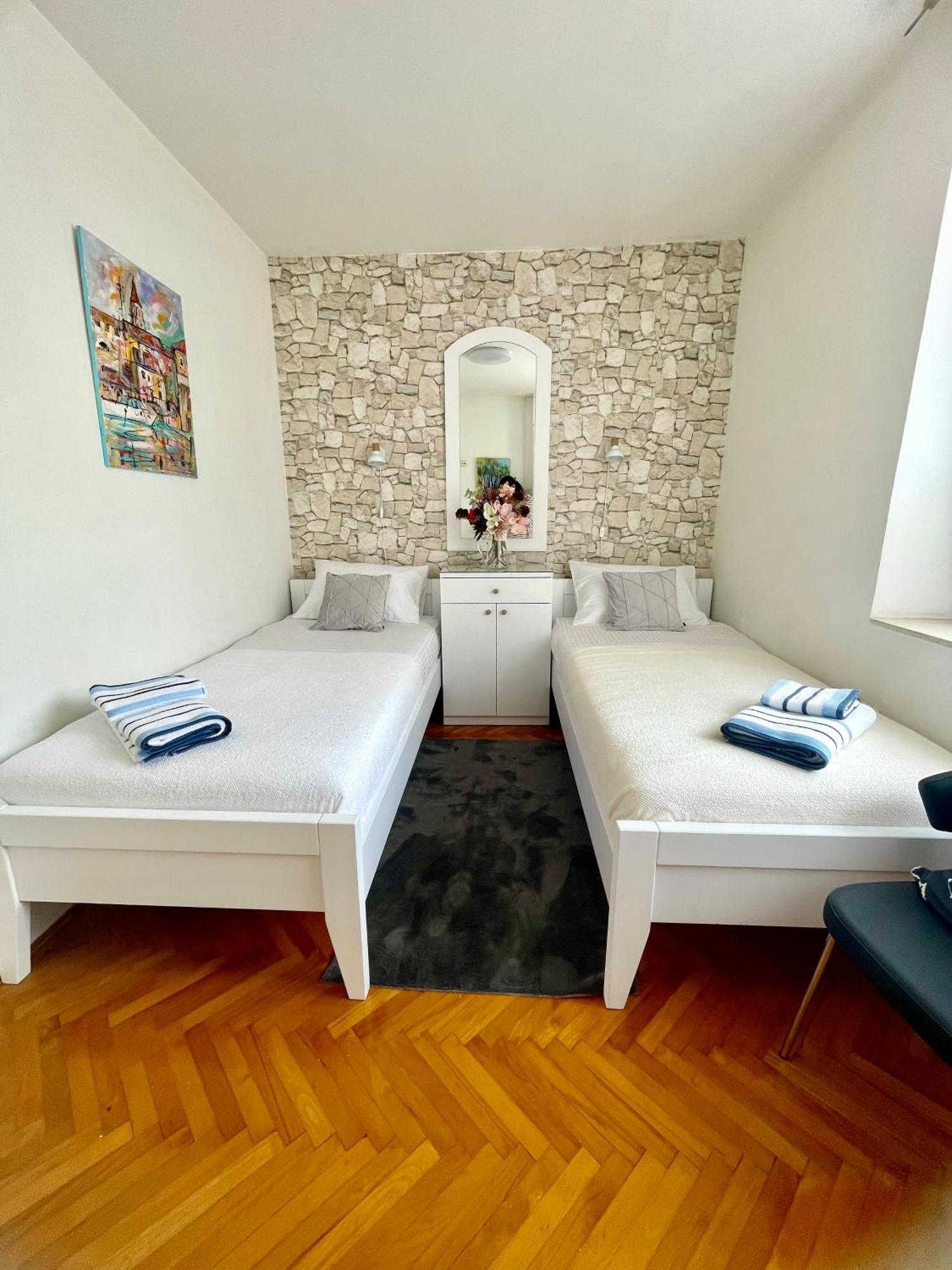Dinka Old Town Apartment With Sea View Trogir Exteriör bild