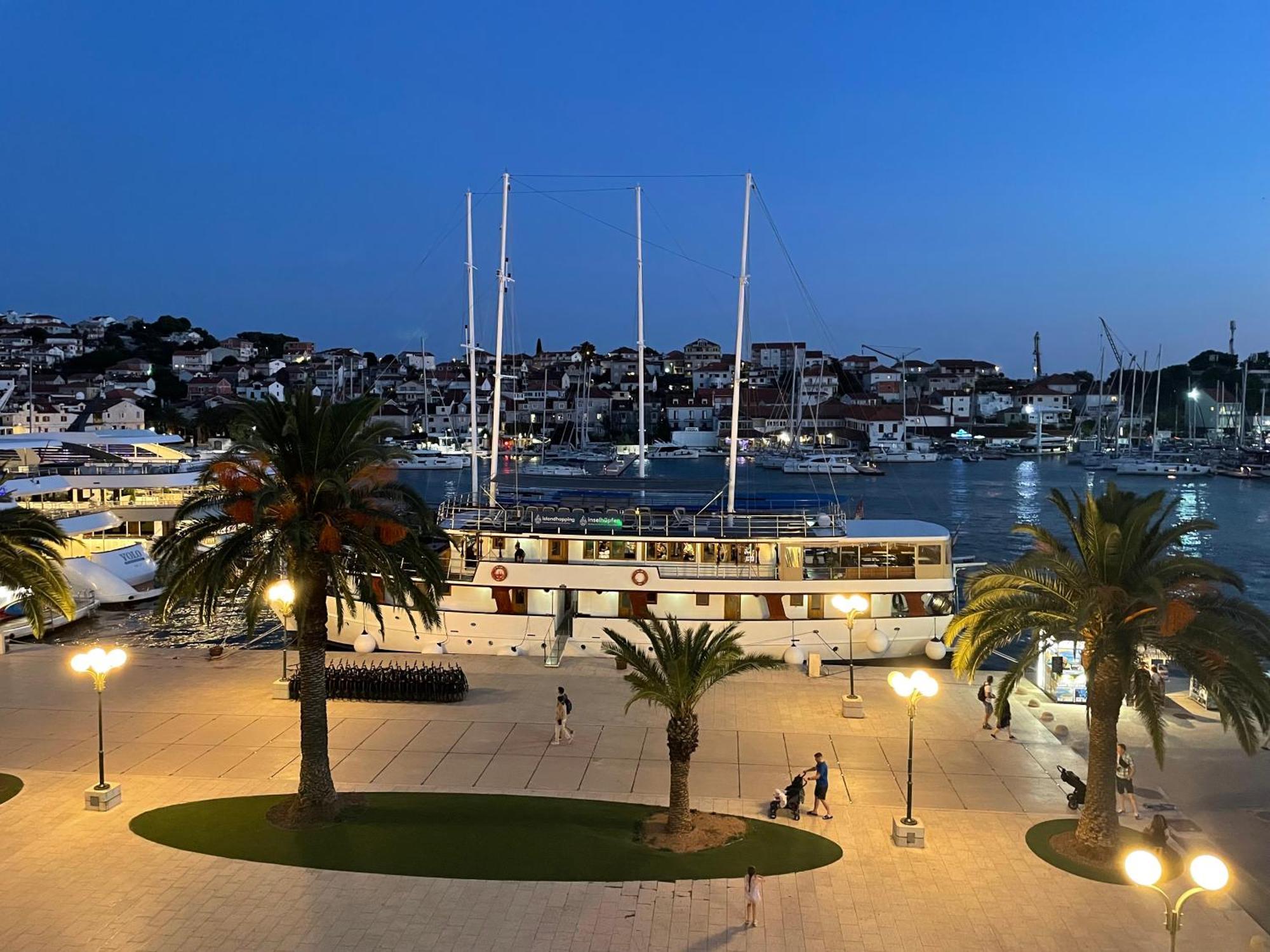 Dinka Old Town Apartment With Sea View Trogir Exteriör bild